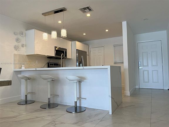 3rd image of 18901 NE 14th Ave APT 301