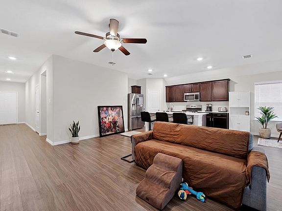 4th image of 705 Pearl Way