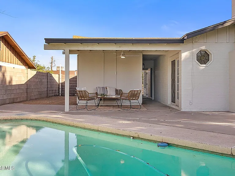 1956 E Loyola Dr — Photo 2