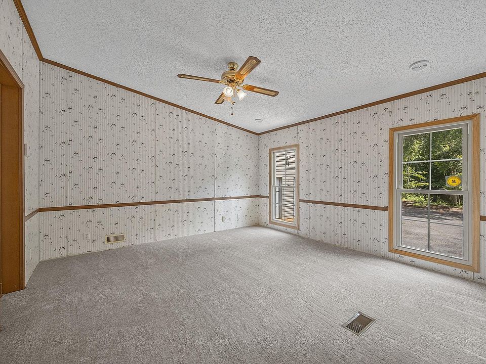 31st image of 995 Foster Rd