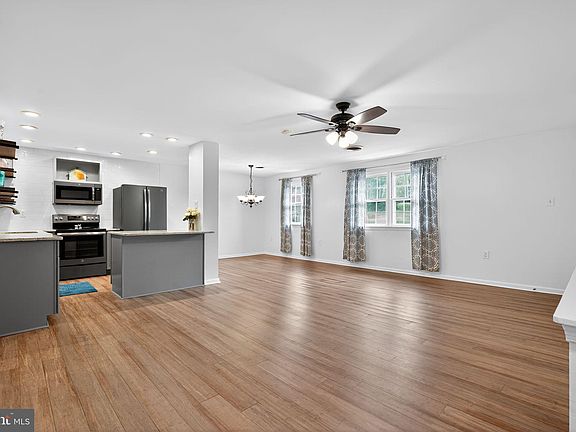 5th image of 908 Yardley Cmns
