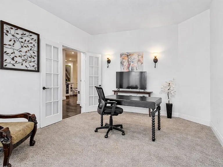 2116 Victoria Ln — Photo 3