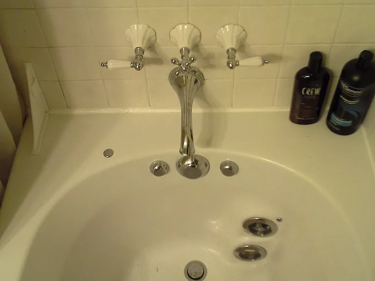 2nd floor hall bathroom w/ jetted tub and shower