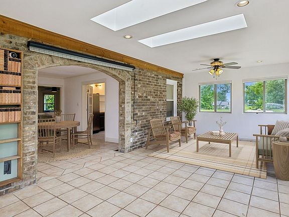 4th image of 2758 Standing Oak Dr