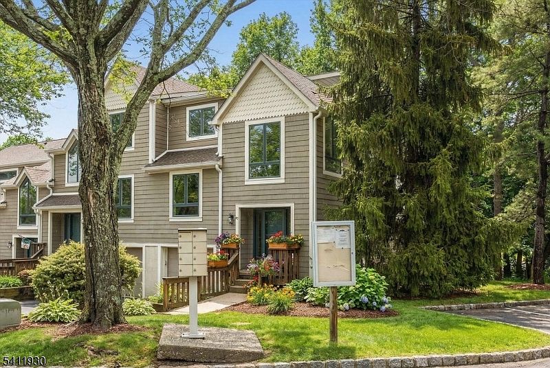 1st image of 61 Mill Pond Rd #61