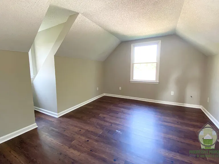 105 Osmond Dr — Photo 12