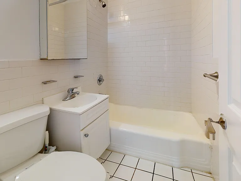 243 E 38th St #3C — Photo 9
