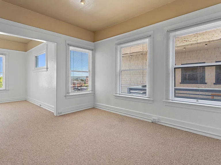 1 Bedroom with den close to SW! Walking distance to Providence Park! — Photo 33