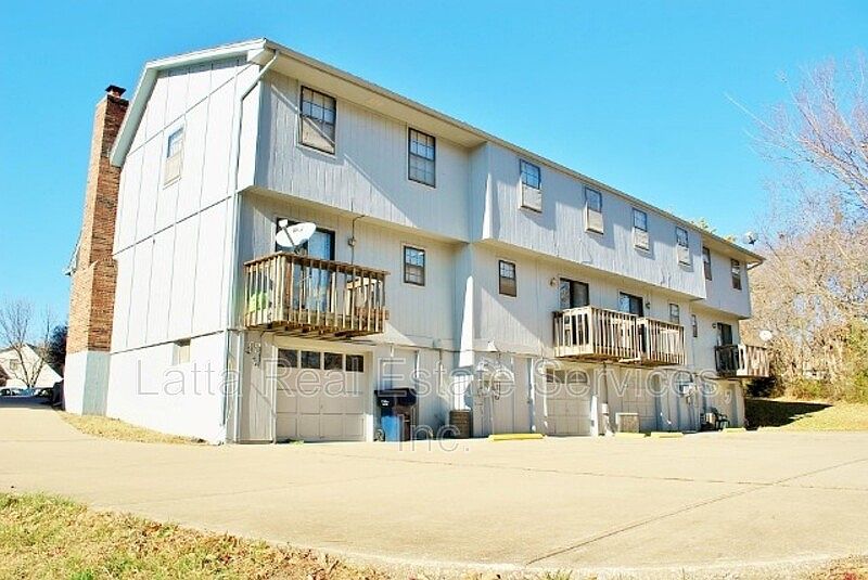 2nd image of 324 NW Millstone Cir