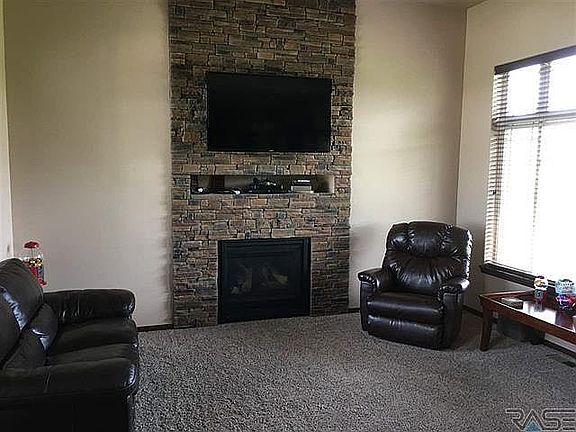 3rd image of 905 Saint Andrews Dr