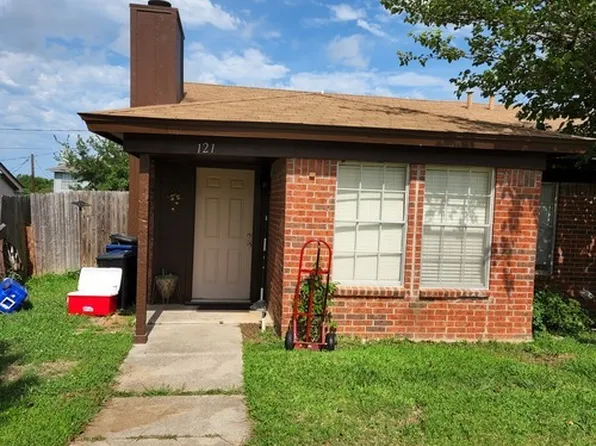 121 Oakwood Ln, Kennedale, TX 76060