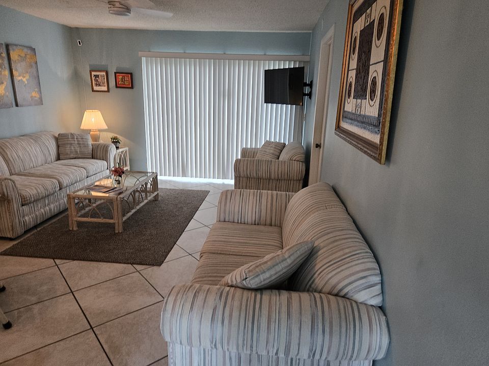 COASTAL THEMED LIVING ROOM WITH 3 PIECE MATCHING SOFA SET