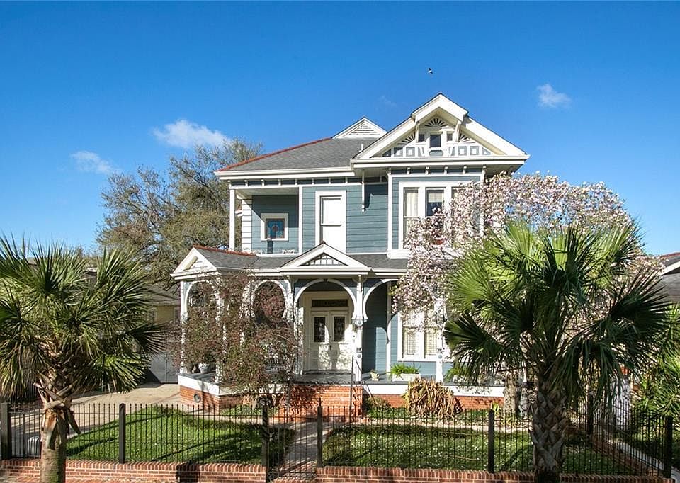 1st image of 820 Marigny St