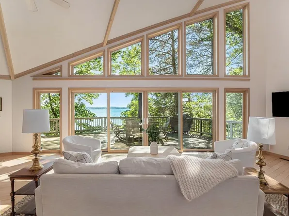 1870 Crystal Dr, Frankfort, MI 49635