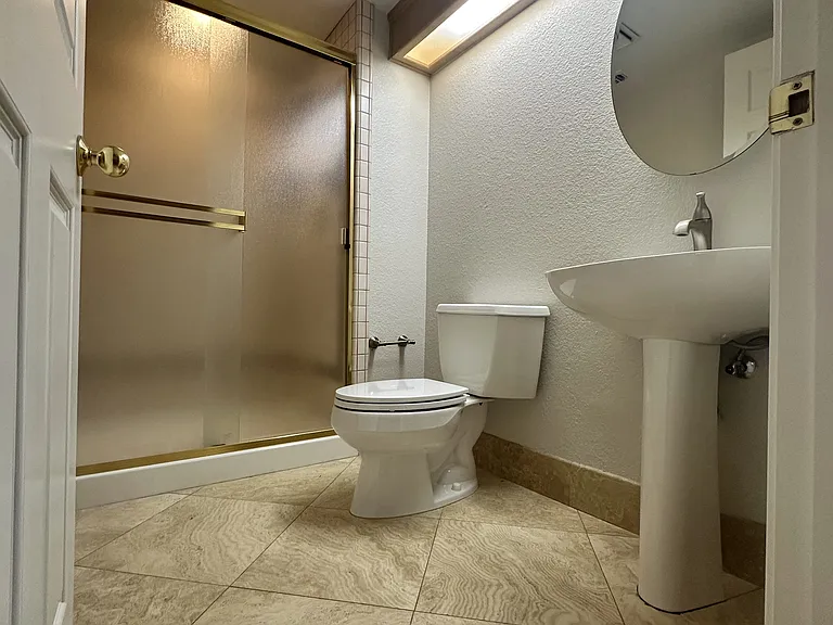 2221 Banbury Cir — Photo 25