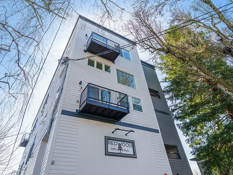 Studio With A View! Redwood Lofts & Flats — Photo 9