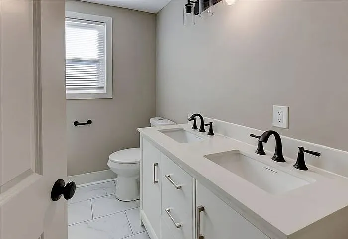 5 bed, 2.0 bath, 2426 sqft, $1,925 — Photo 3