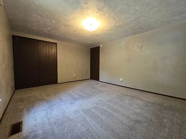 103-105 107 Martin Dr — Photo 12