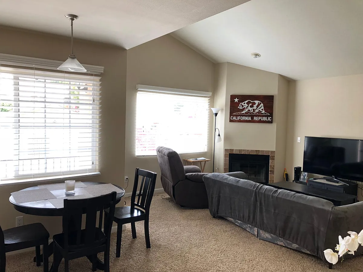 Large and bright living room with remote control gas fireplace - 4561 Texas St