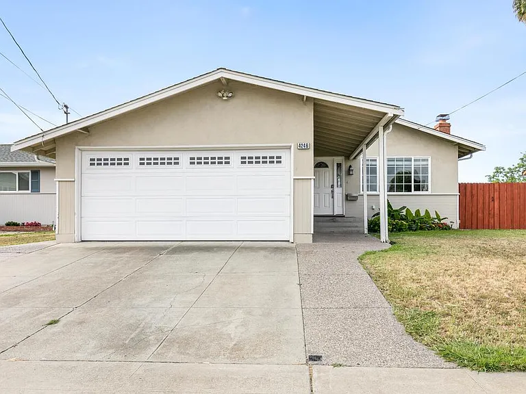 4246 Woodcrest Dr — Photo 1