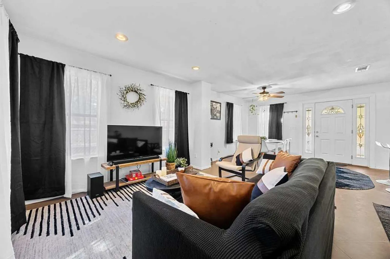 3 bed, 2.0 bath, 4994 sqft, $4,263 — Photo 3