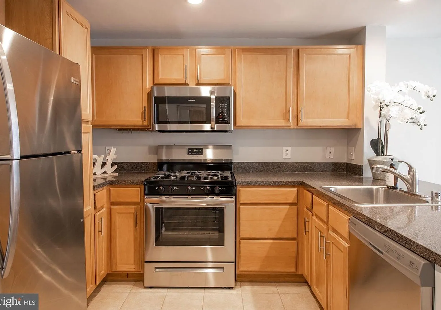 Bright Large 1BR with Parking, Minutes from Waterfront Metro! — Photo 3