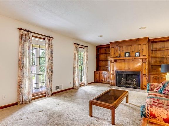 5th image of 218 Lexington Dr