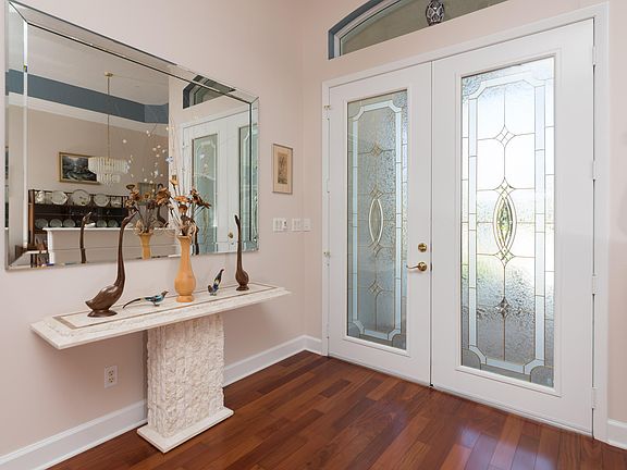 3rd image of 917 Versailles Ct