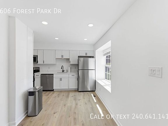 3rd image of 1606 Forest Park Dr