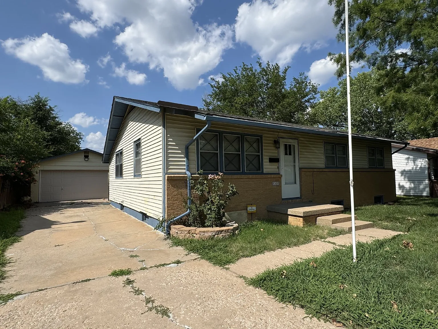 3 bed, 1.5 bath, 1438 sqft, $1,395 — Photo 2