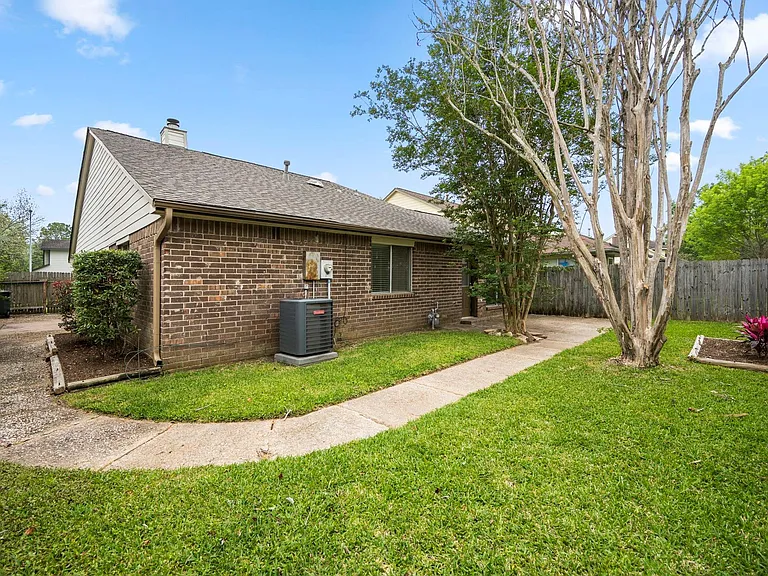 1915 Creek Valley Ln — Photo 26