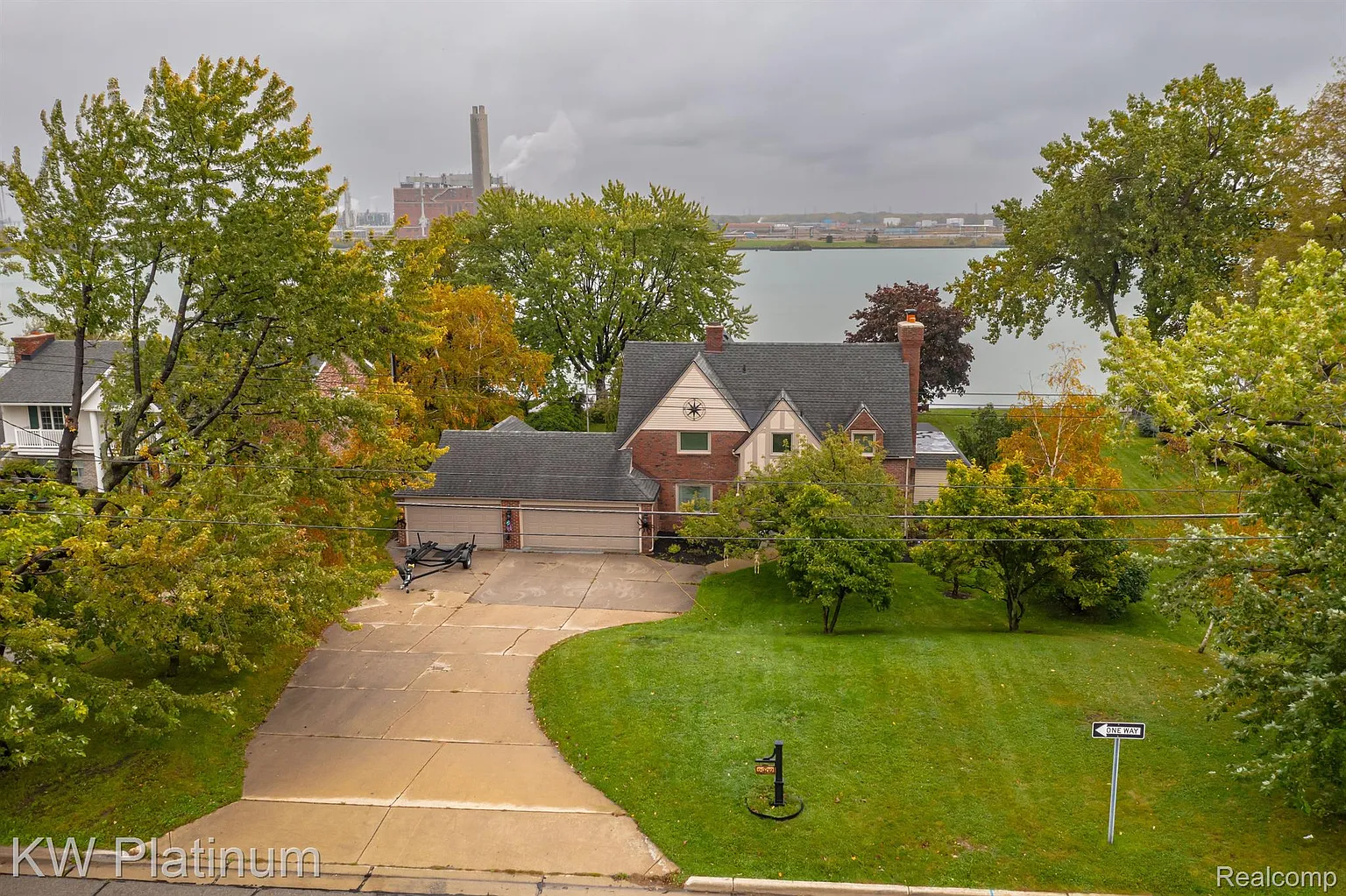 2902 Military St photo 1