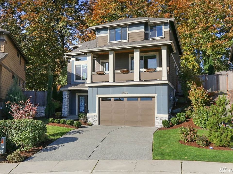 Oversized three car tandem garage fully finished. Great cul-de-sac location!