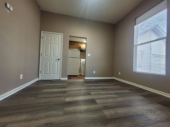 2nd image of 320 S Cleburn St #2