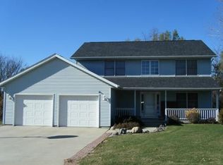 801 Maplewood Dr, Center Point, IA 52213