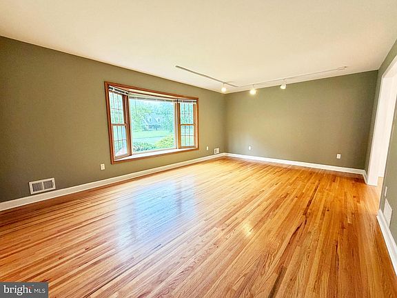 4th image of 8 Evans Dr