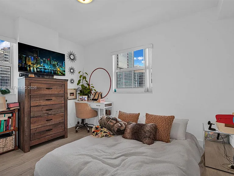 185 SE 14th Ter #2810 — Photo 5