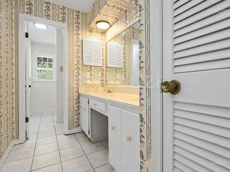 1211 Vendome Dr W — Photo 34