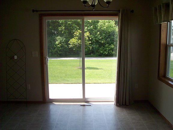 3rd image of 807 N 6th Ave