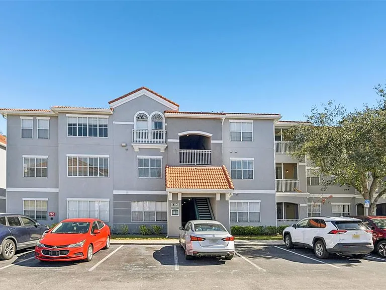 18001 Richmond Place Dr #1213 — Photo 1