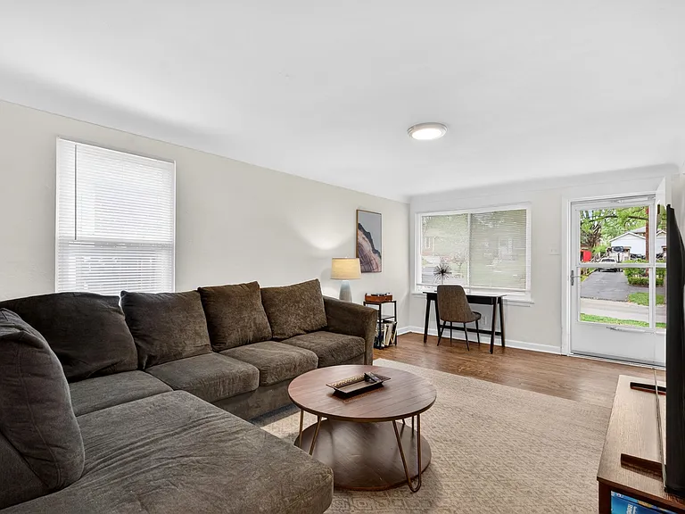 9009 Gedde Ave — Photo 6