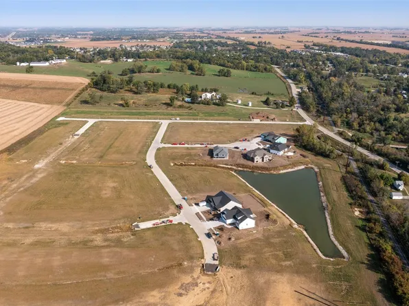555 Trailside Ct, Robins, IA 52328