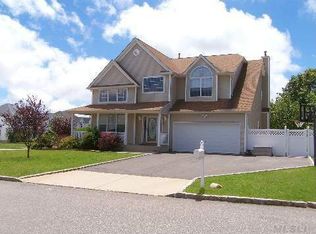 2 Shady View Xing, Manorville, NY 11949