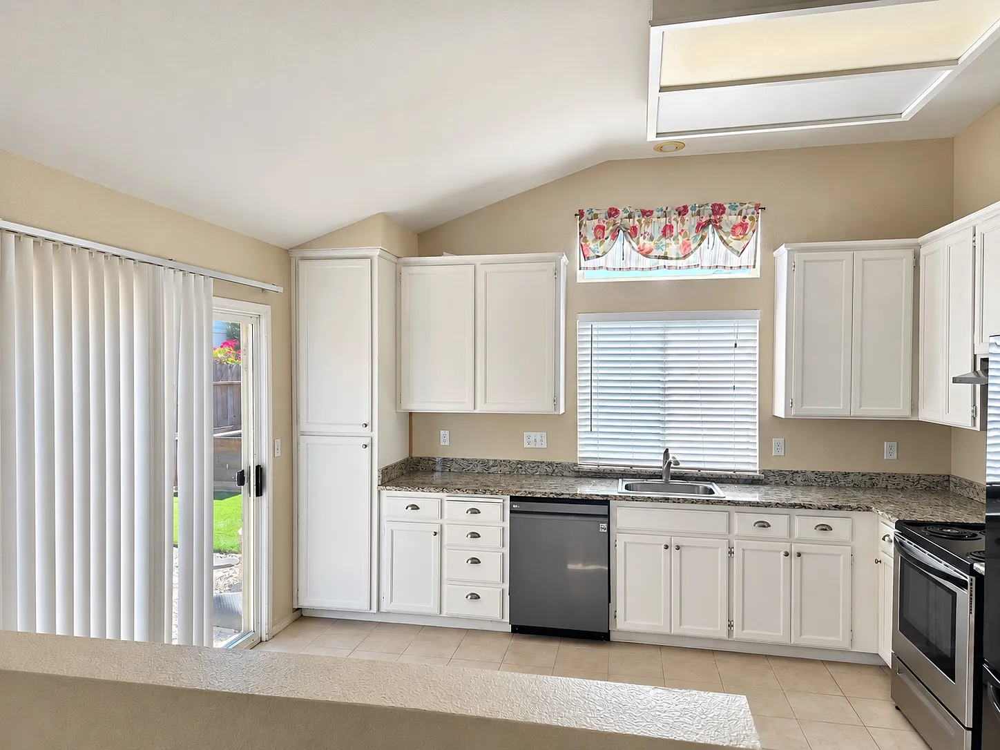 3 bed, 1139 sqft, $2,400 — Photo 4
