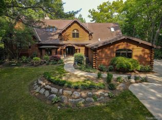 925 Cove Dr, Leonard, MI 48367