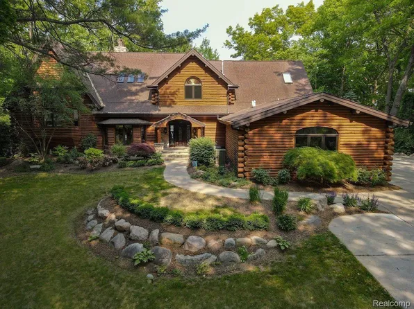 925 Cove Dr, Leonard, MI 48367