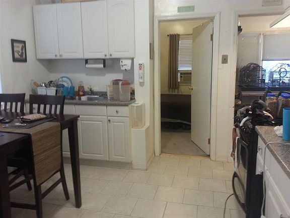 3rd image of 24 E 49th St