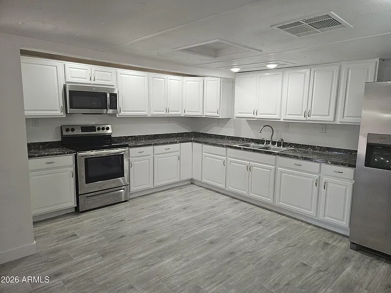 1584 N Wood St — Photo 1