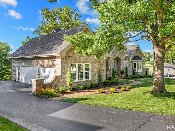 3rd image of 684 Clifden Dr