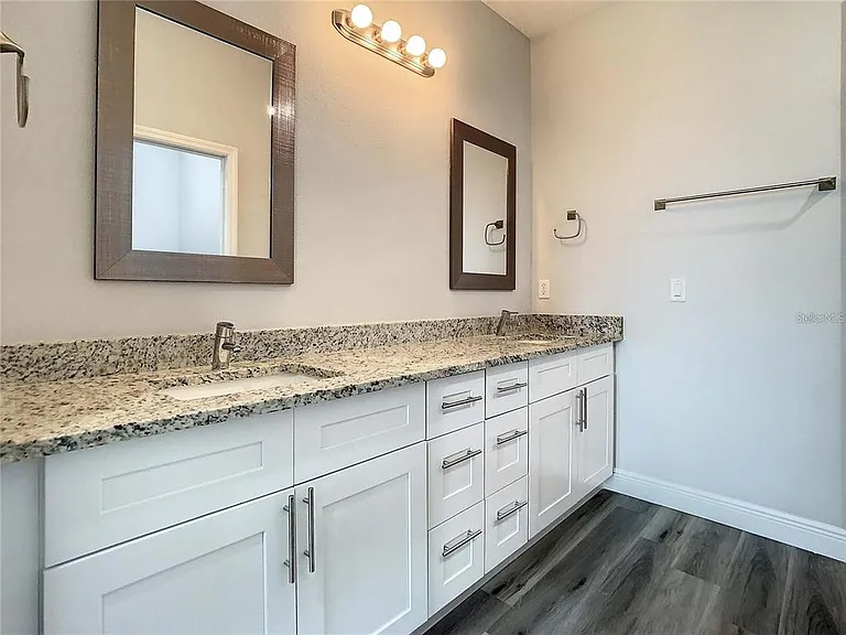 15504 Greenwood Ave — Photo 8